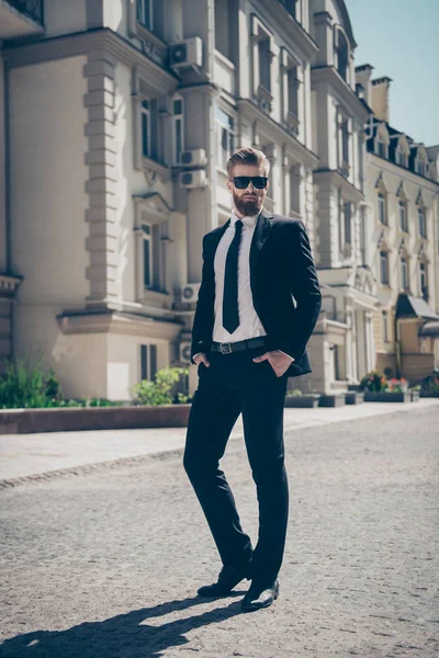 Vertical full length retrato de elegante vermelho barbudo elegante ma — Fotografia de Stock