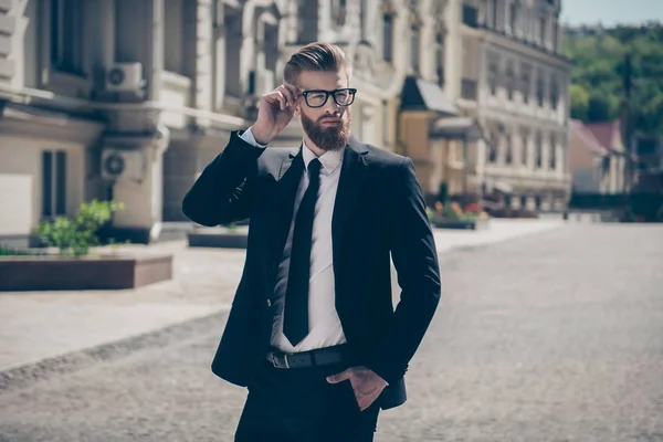 Vörös szakállas férfias magabiztos fiatalember luxus öltönyt és a — Stock Fotó