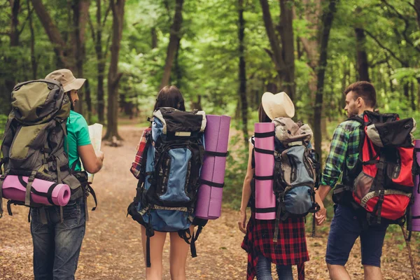 Trekking, kamperen, harmonie, vrede-concept. Achteraanzicht van twee staatsgreep — Stockfoto