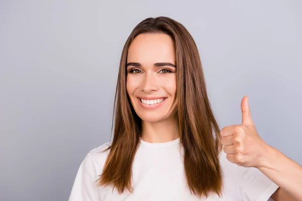 Portret van mooie lachend bruin haired jongedame in witte c — Stockfoto