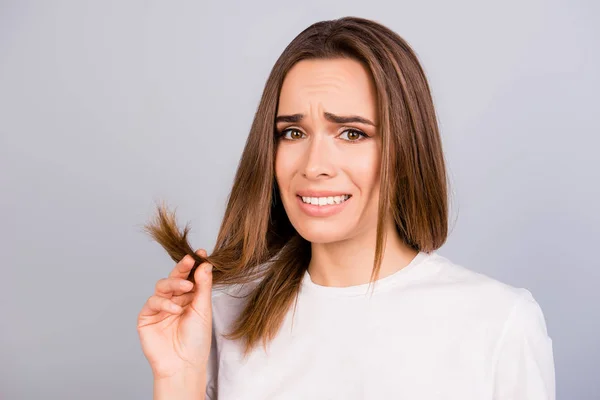 Oh nein! Nahaufnahme Porträt einer frustrierten jungen Frau mit braunen Haaren — Stockfoto