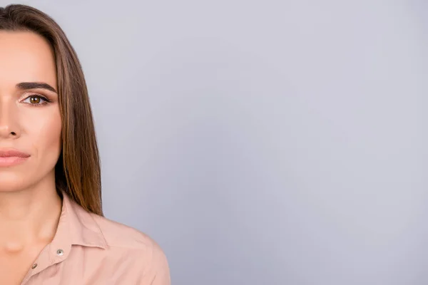 Coseup media cara de joven mujer de negocios de cabello castaño. Su h —  Fotos de Stock