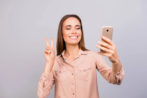 Selfie time! Young brunette woman blogger is making photo for he — Stock Photo, Image