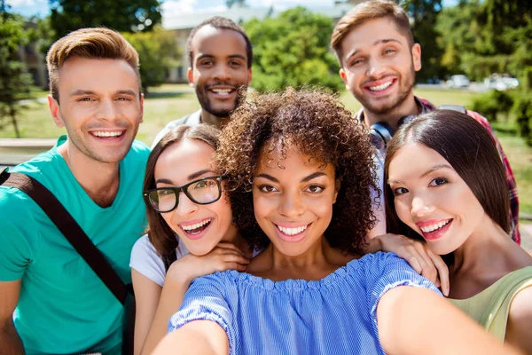 ¡Manía selfie! Seis estudiantes internacionales con sonrisas radiantes son — Foto de Stock