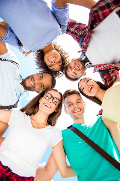 Låg vinkel skott av sex internationella studenter med toothy leenden, — Stockfoto