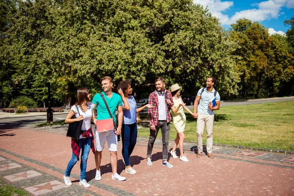 Tempo livre de estudantes, vida de solteiro. Seis amigos estudantes a — Fotografia de Stock