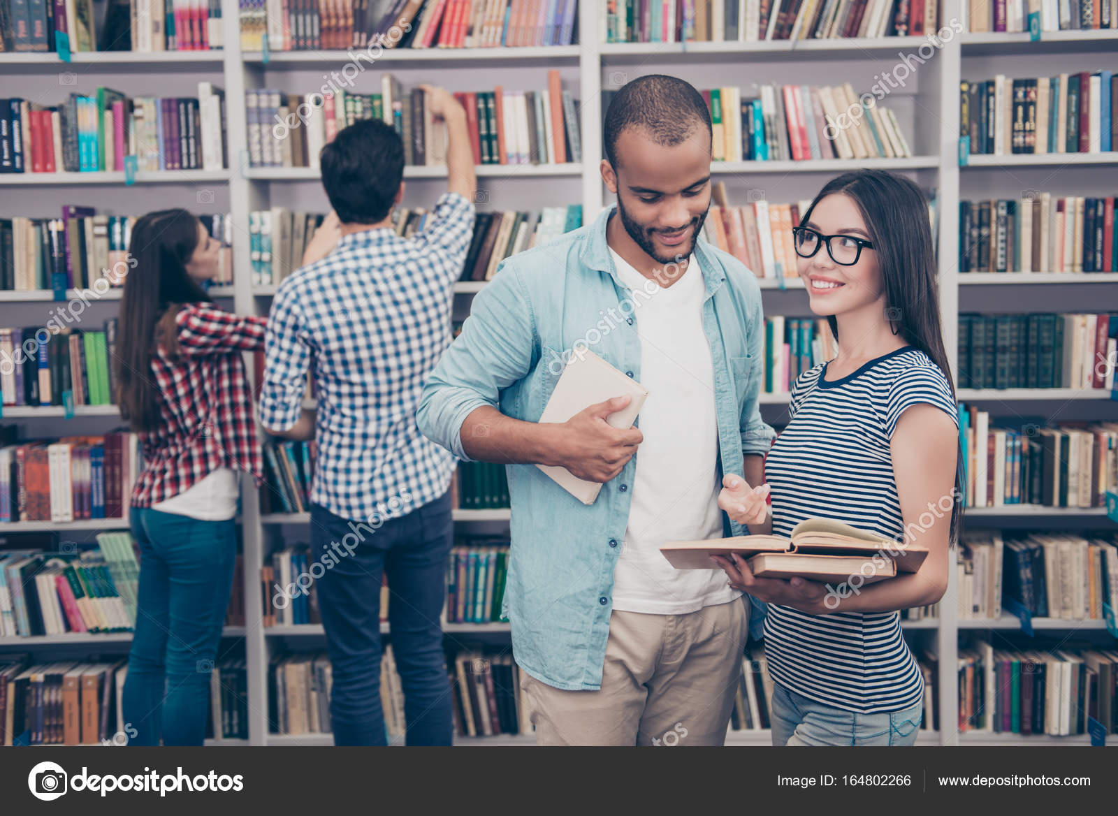 pri-gostyah-studenti-posle-par-porno-aktrisi