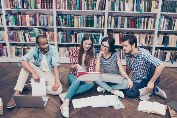 Unidade e conexão de pessoas. Quatro estudantes multi étnicos frien — Fotografia de Stock