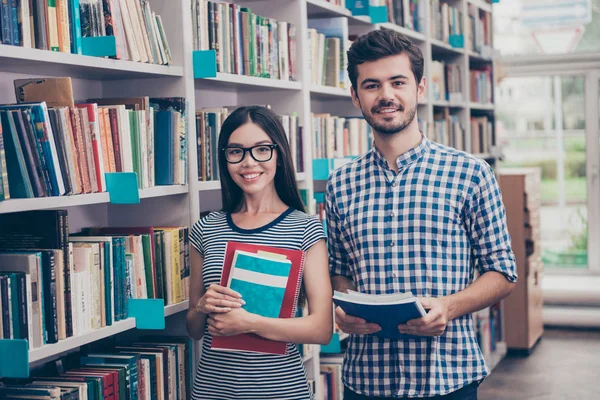 ¡Nos gusta la educación! ¡Futuro exitoso para la juventud inteligente! Dos attrac —  Fotos de Stock