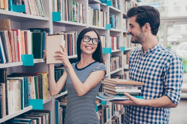 Un par de estudiantes internacionales están juntos en la biblioteca a popa —  Fotos de Stock