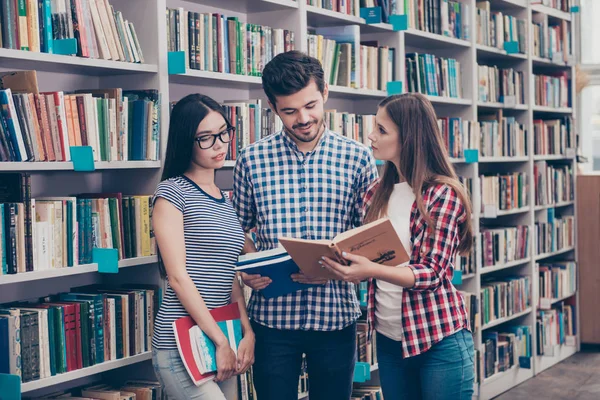 Grupo internacional de três jovens estudantes inteligentes focados — Fotografia de Stock