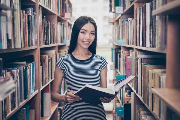 Jovem atraente inteligente bem sucedido asiático feminino estudante é holdi — Fotografia de Stock