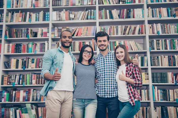 Quattro successo intelligente internazionale attraente giovani scapoli un — Foto Stock