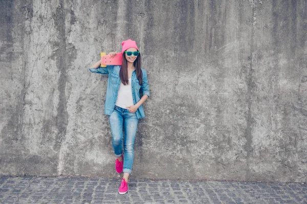Cool swag kultur. Unga attraktiva hipster flicka står med pin — Stockfoto
