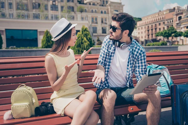 Una joven pareja de casados se perdió de vacaciones en la ciudad. La señora frustrada está discutiendo con su novio, que sostiene a Pda, no tiene ni idea de dónde están — Foto de Stock