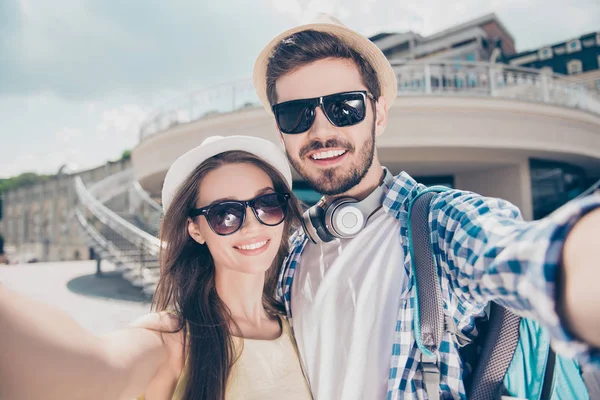 Primer plano de una alegre pareja joven haciendo foto selfie en camer — Foto de Stock