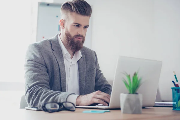 Guapo concentrado con estilo barbudo hombre en chaqueta usando su la —  Fotos de Stock