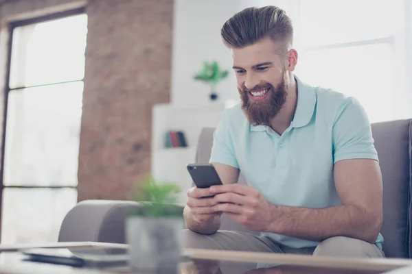 Retrato de feliz sonriente elegante barbudo rojo, sentado en tan — Foto de Stock