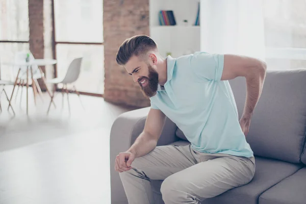 Infeliz problemático elegante hombre barbudo rojo que sufre de p fuerte — Foto de Stock