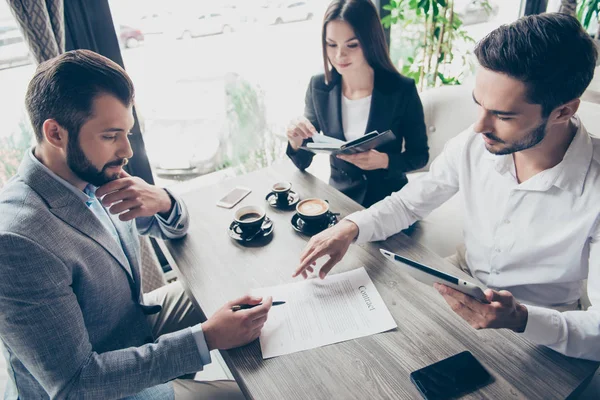 Jonge zakelijke partners leveren een deal met een advocaat over thei — Stockfoto