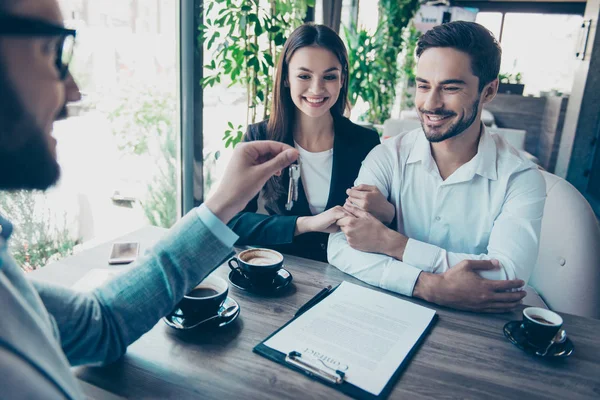 Pasangan muda yang bahagia merangkul, mendapatkan kunci dari masa depan mereka — Stok Foto