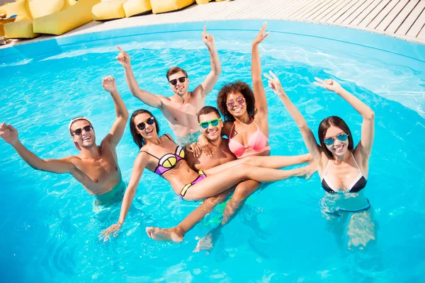 Relaxante, dançando a juventude internacional, desfrutando na praia do resort — Fotografia de Stock