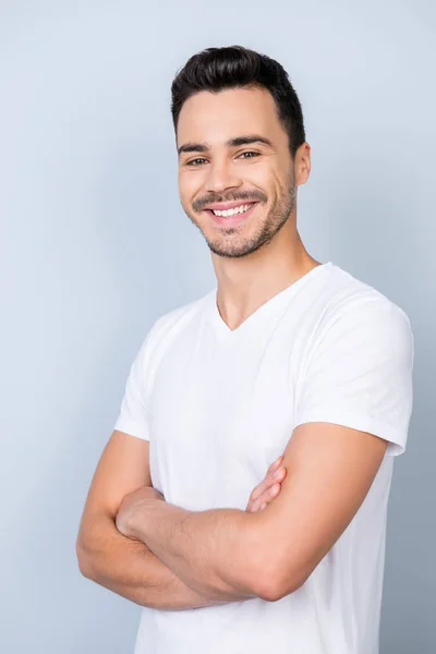 Primer plano retrato de éxito joven barbudo elegante morena en —  Fotos de Stock