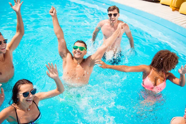 Mãos para cima! Chilling international youth is doing aquaaerobics, pt — Fotografia de Stock