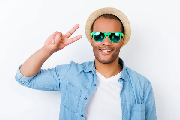 Que paz! Funky jovem africano adolescente turista está posando para vacat — Fotografia de Stock