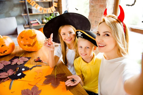 Familie portret van drie op halloween party. Gelukkig moeder en haar c — Stockfoto