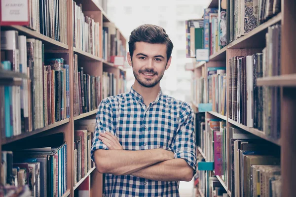 Wesoły mądry młody atrakcyjny brunet Brodaty student bookworm — Zdjęcie stockowe
