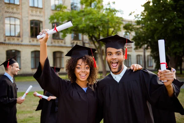 ¡Lo logramos! Alegre pareja de estudiantes mulatos, vinculación con bea —  Fotos de Stock