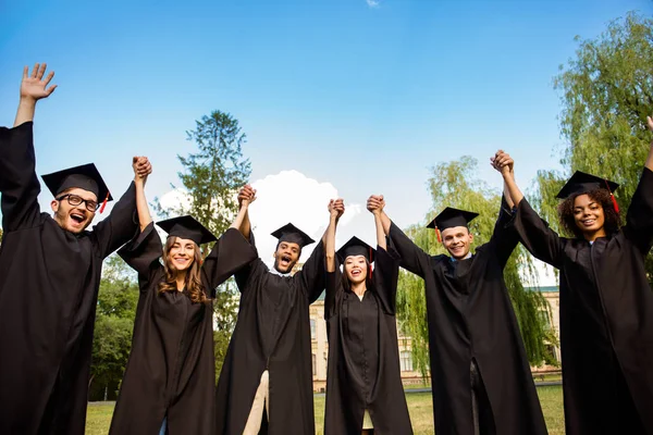 Six jeunes diplômés internationaux avec succès en robes noires et — Photo