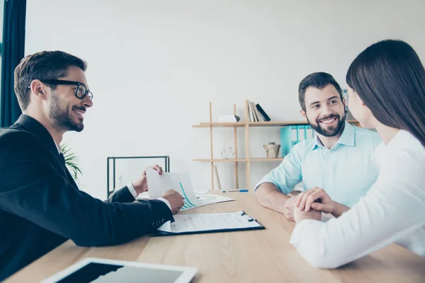 Profiel-zijaanzicht van vrolijke echtpaar, met consultatio — Stockfoto