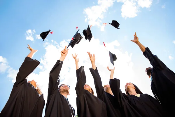 Parabéns aos graduados! Baixo ângulo tiro de grupo alegre o — Fotografia de Stock