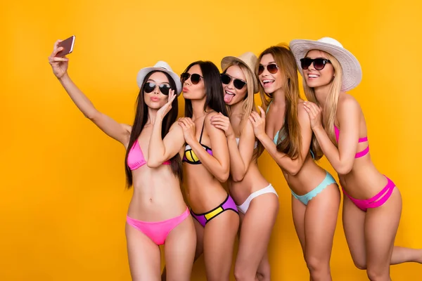 Время селфи, детка! Пять девушек в купальниках, солнцезащитные очки — стоковое фото