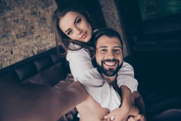 Sexy jovem alegre morena senhora no branco camisa olha para o ca — Fotografia de Stock