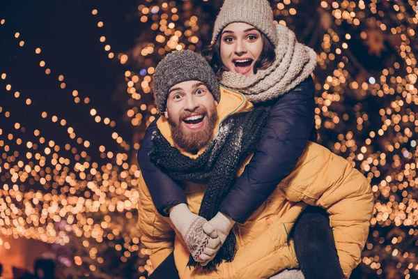 Amor para sempre. Humor esquisito. Jovem bonito vermelho barbudo namorado i — Fotografia de Stock