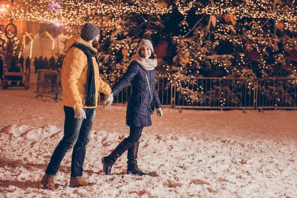 Neujahrszeit! junges verliebtes Paar spaziert in einem Park von — Stockfoto