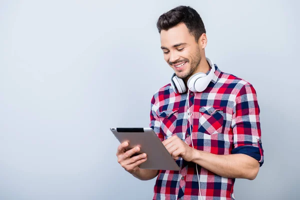 Éxito joven morena freelancer hipster en camisa a cuadros es —  Fotos de Stock