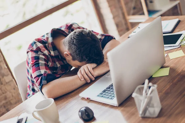 Dulces sueños en el lugar de trabajo. Sleepy freelancer cansado es snooz — Foto de Stock