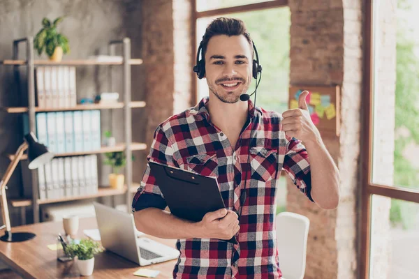 Moder bir telefonla satış ayakta başarılı yönetici operatör — Stok fotoğraf