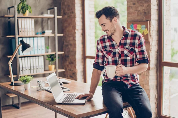 Profiel-zijaanzicht van succesvolle gelukkig brunet student, zittend op — Stockfoto