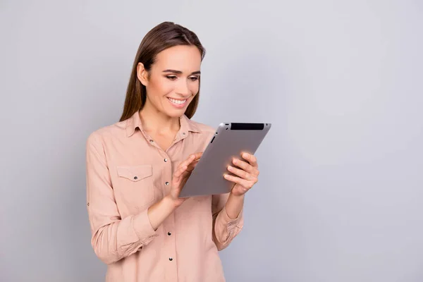 Vrolijke prachtig bruin haired succesvolle dame ondernemer in een — Stockfoto