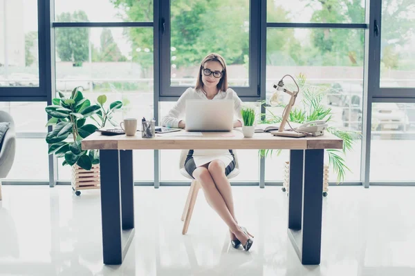 Développement, autorité, concept de féminité. Toute la longueur de jolie — Photo