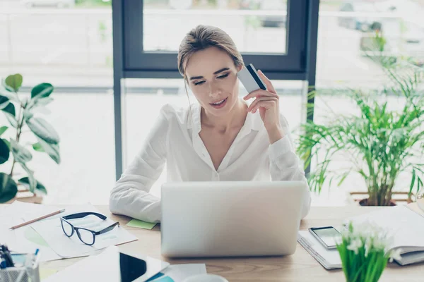 ¡Tan fácil! Emocionada dama de negocios en ropa formal está haciendo sh en línea — Foto de Stock