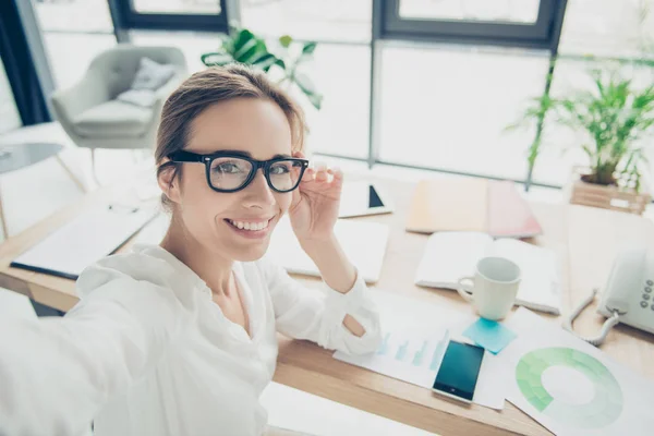 Bem sucedido charmoso relaxado economista cabelos castanhos com penteado i — Fotografia de Stock