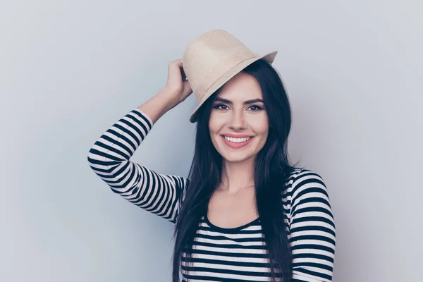 Primer plano retrato de joven viajero encantador, sonriendo, sosteniendo — Foto de Stock