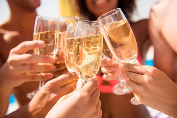 Primer plano recortado de alegre alegre alegre celebración juvenil — Foto de Stock