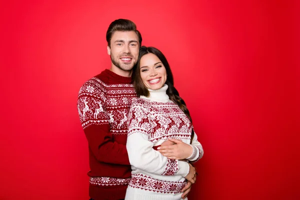 Merry x mas! Adorable sweet caucasian couple is bonding, so exci — Stock Photo, Image